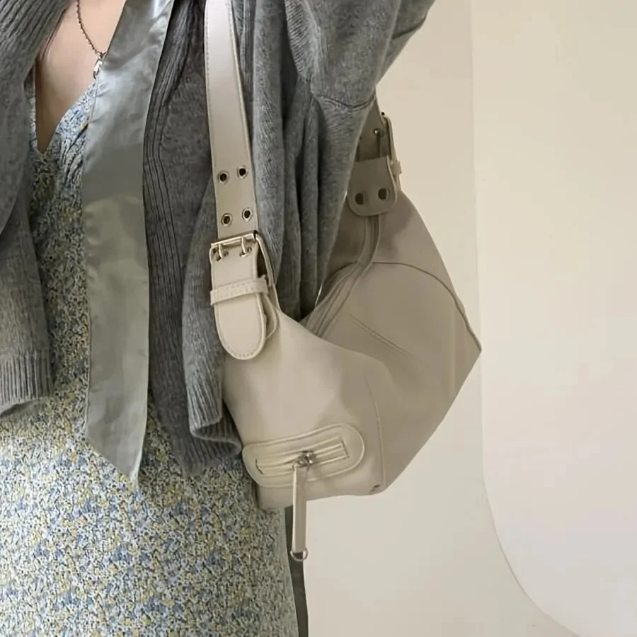 Axelväska med detaljer - Bild 4